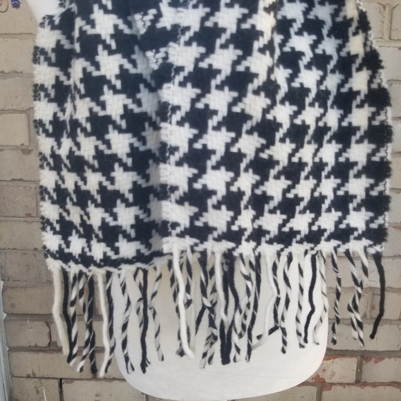 Houndstooth Pattern Scarf With Tassels - Picture 4 of 4